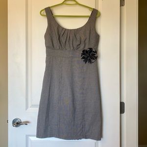 Sleeveless gingham pleated back removable flower